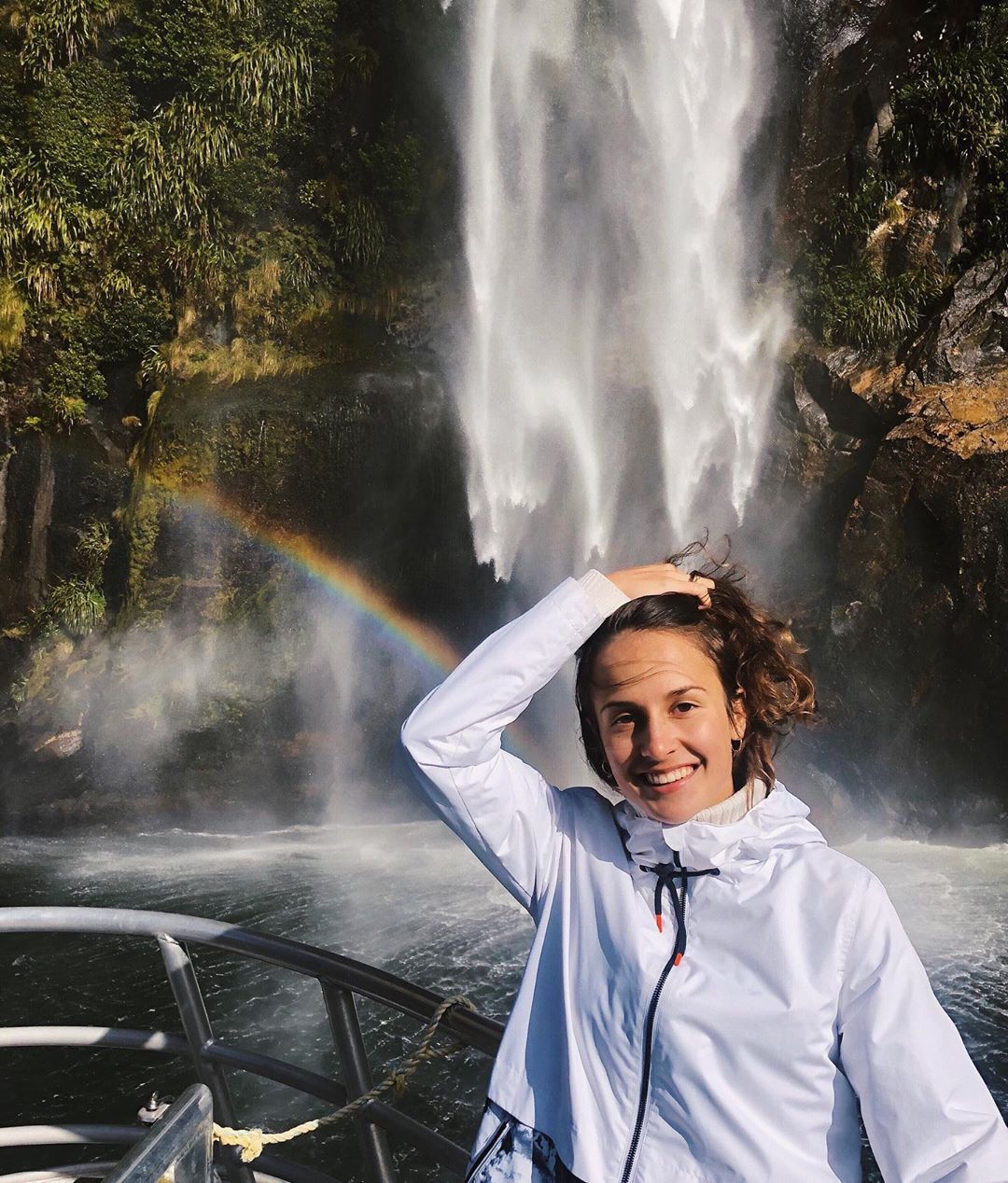 Валерия Демидова на фоне водопада в белой кофте