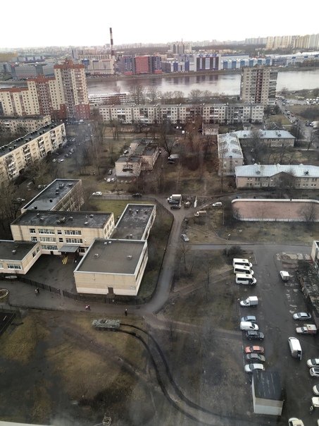 БТР пропахала газон двора в Петербурге