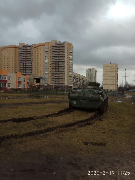 БТР пропахала газон в одном из дворов в Петербурге