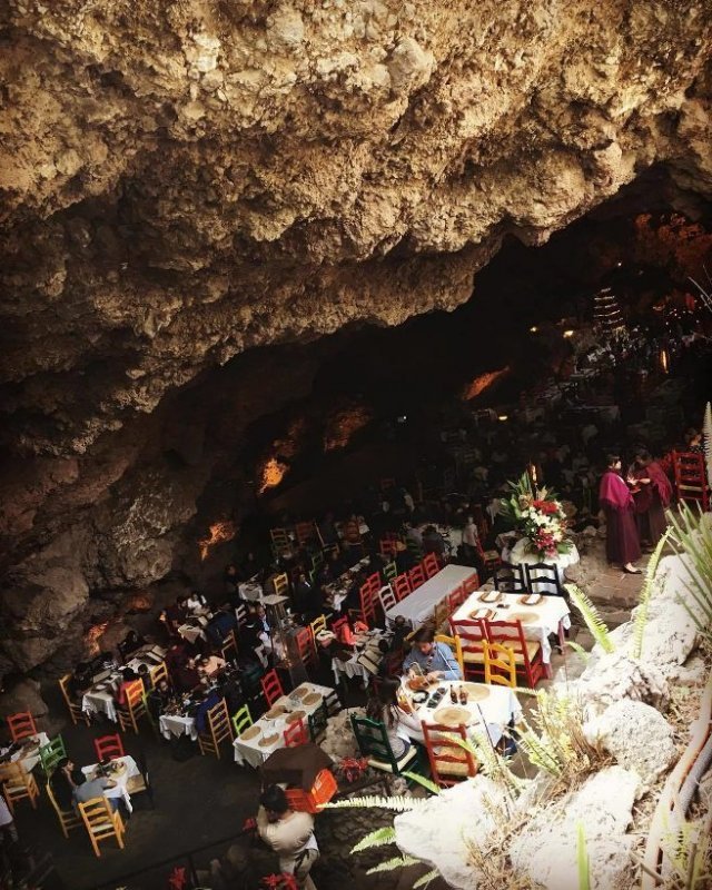 Ресторан, расположенный в древней пещере