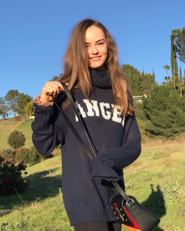 Кристина Пименова в синем свитере и сумке на улице