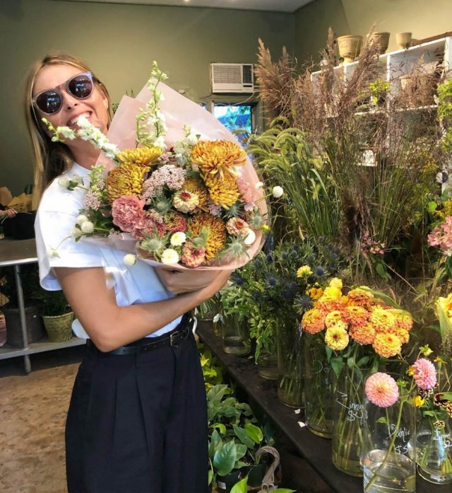 Мария Шарапова в цветочном магазине