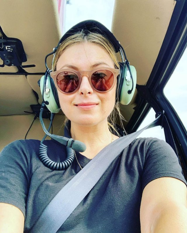 Мария Шарапова управляет вертолетом