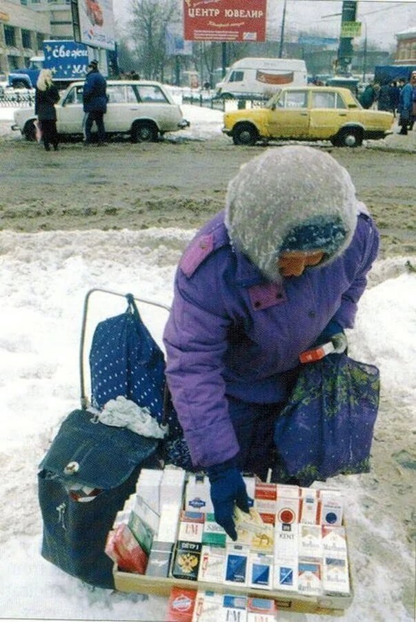 Бабушка торгует сигаретами на улице
