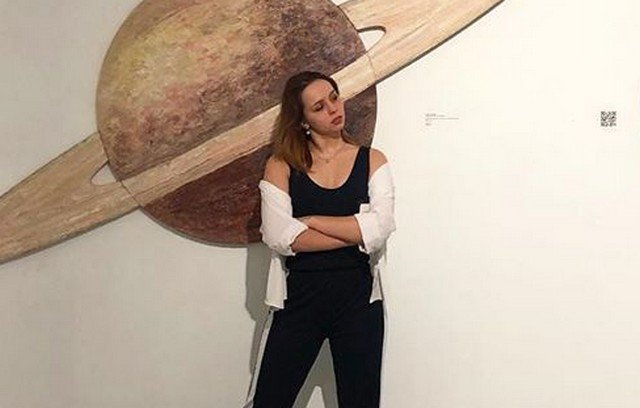 Бетина Попова на фоне коллажа