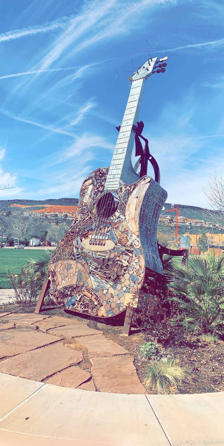 Огромная скульптура гитары