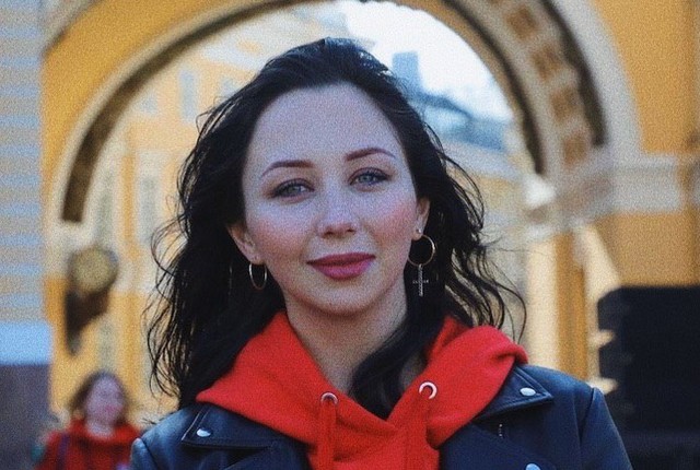 Елизавета Туктамышева в красной олимпийке и черной куртке