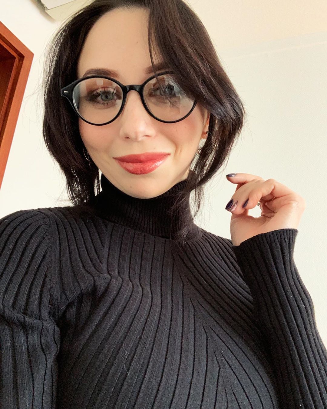 Елизавета Туктамышева в очках и черном свитере