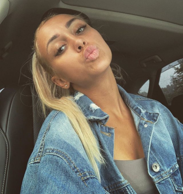 Дарья Ныркова в машине в джинсовой кофте