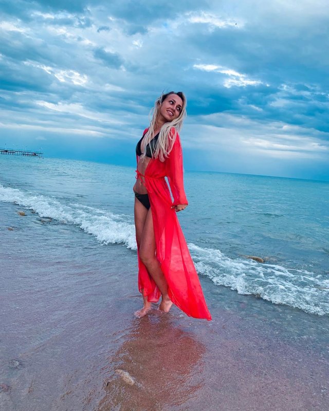Дарья Ныркова в черном купальнике и красной накидке