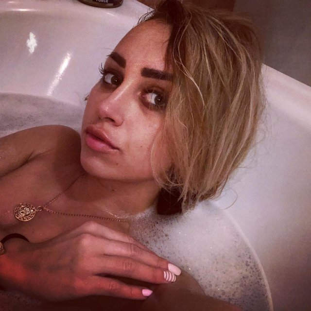 Дарья Ныркова в ванне