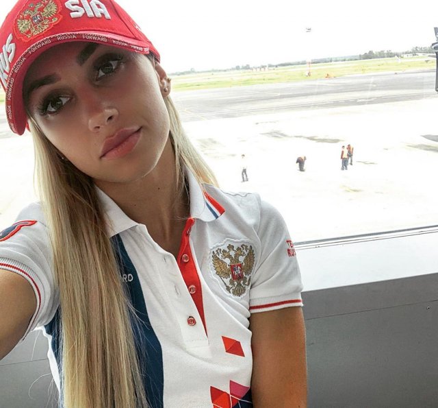 Дарья Ныркова в одежде российского флага