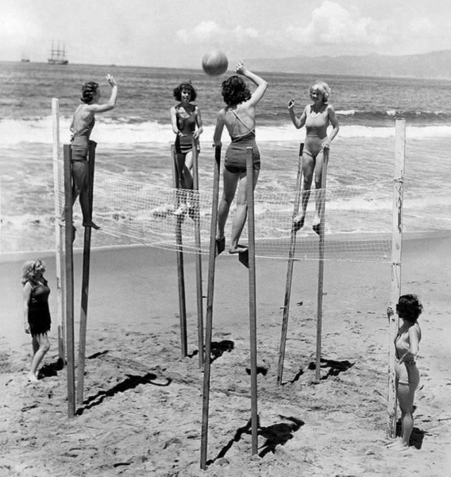 Девушки играют в волейбол на ходулях, Калифорния, 1942 год