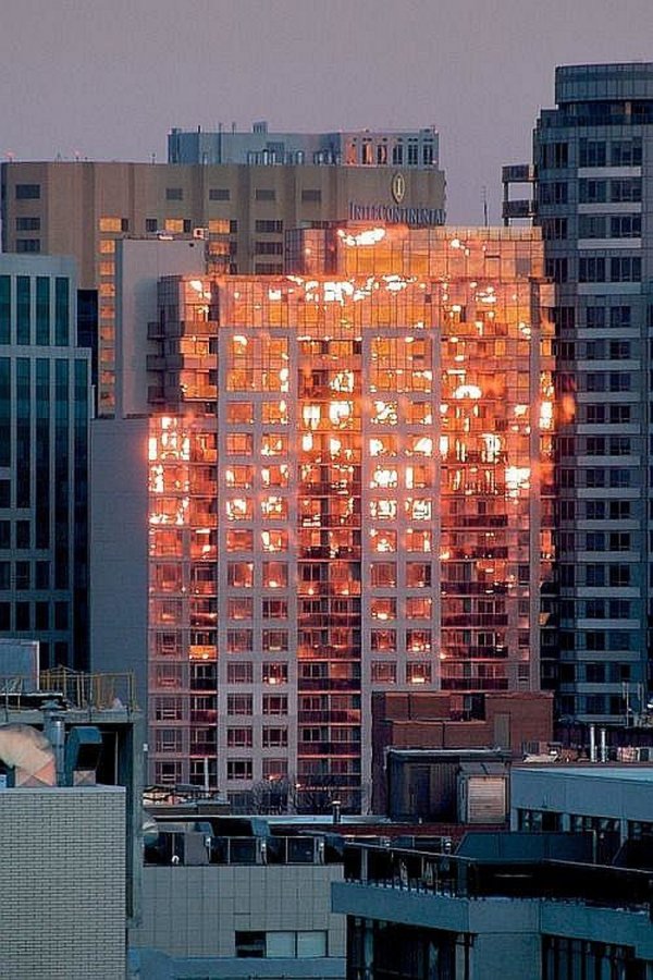 Солнечный свет на окнах создает иллюзию пожара