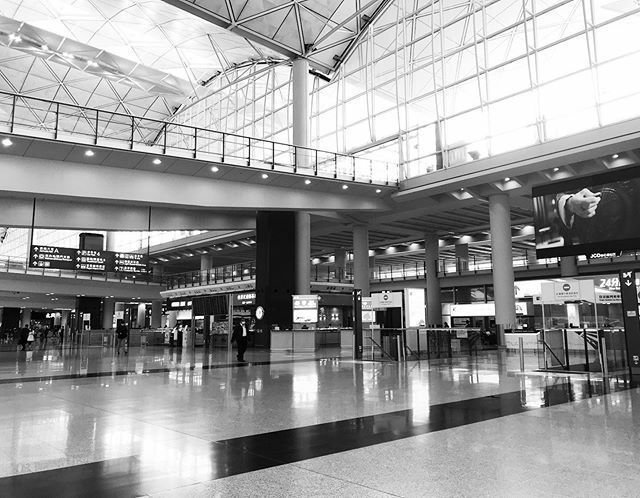 Пустые аэропорты и самолеты по всему миру