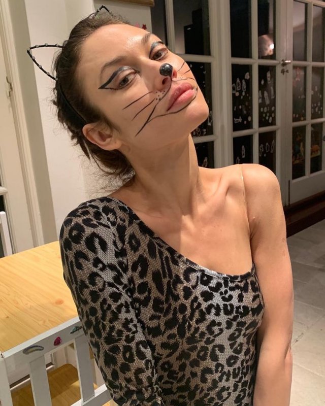 Ольга Куриленко в леопардовом принте и маской кошки на лице