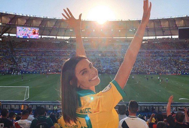 Джоана Санс на стадионе в футболке сборной Бразилии