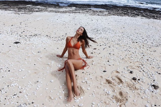 Джоана Санс в купальнике на пляже