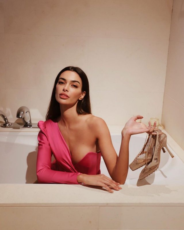 Джоана Снас в розовом платье в ванной