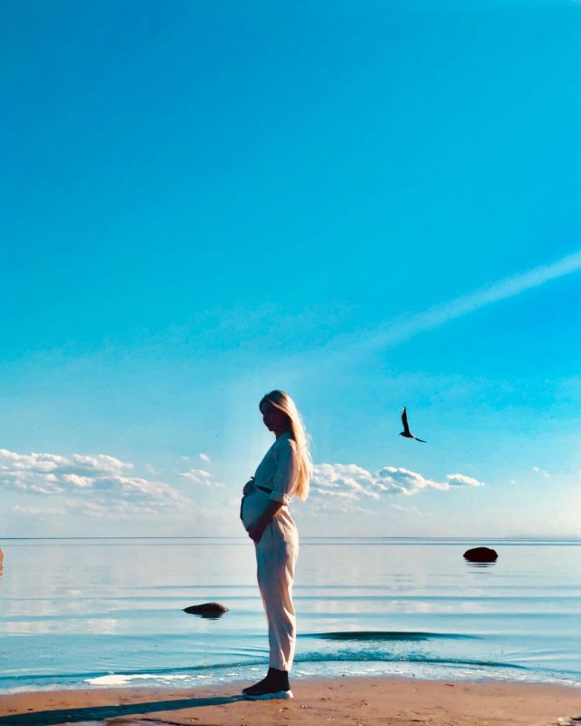 Кристина Кондратьева (Anjelica) с беременным животом на берегу