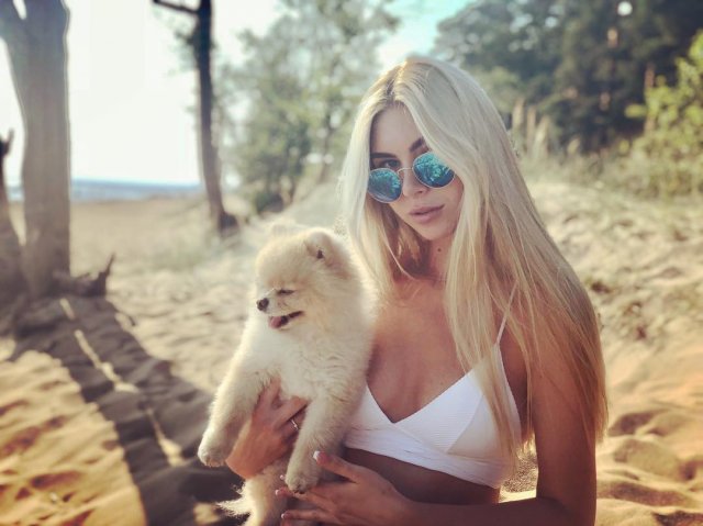 Кристина Кондратьева (Anjelica) с собакой в белом топе на песке