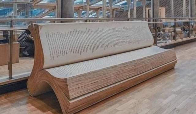 Скамейка в библиотеке в форме книги