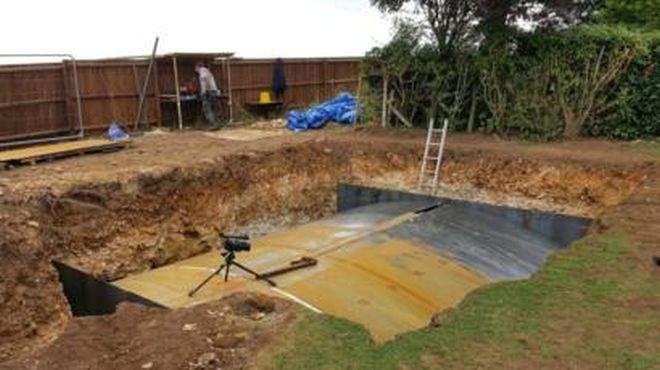 Английский блогер Колин Ферз 5 лет назад начал строить бункер — теперь он ему пригодился (10 фото)