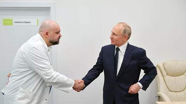 Глааврач больницы в Коммунарке Денис Проценко и президент Владимир Путин