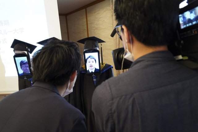 В Японии придумали, как раздать дипломы студентам, сидящим в самоизоляции