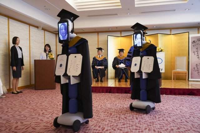 В Японии придумали, как раздать дипломы студентам, сидящим в самоизоляции