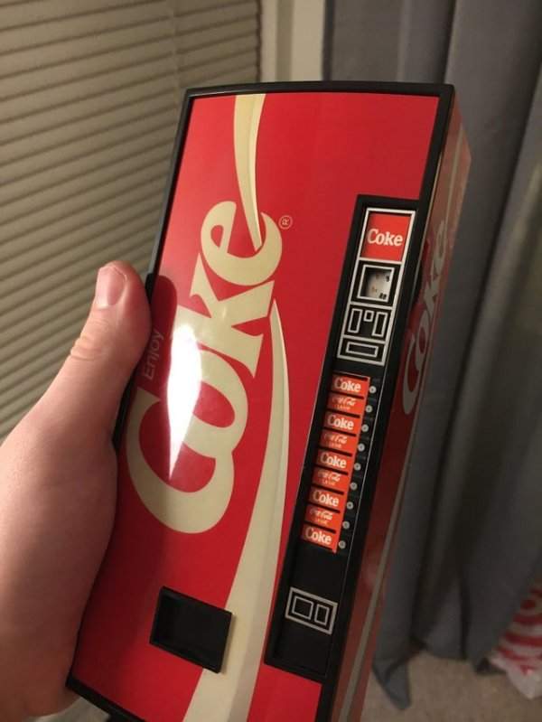 Радио, сделанное в форме автомата Coca-cola