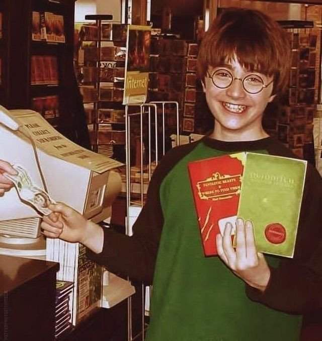 Дэниел Рэдклифф в книжном магазине, 2001