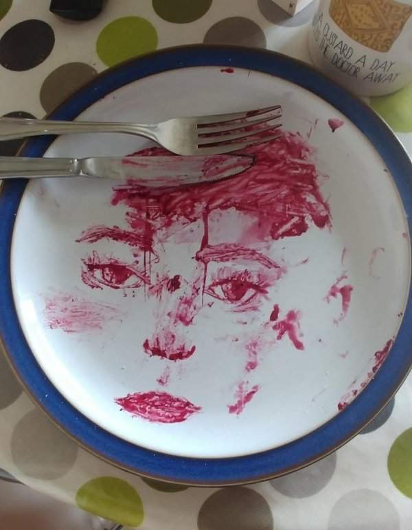Рисунок на тарелке