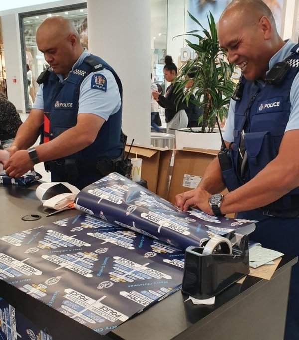 Бесплатная упаковка подарков новозеландскими полицейскими на Рождество