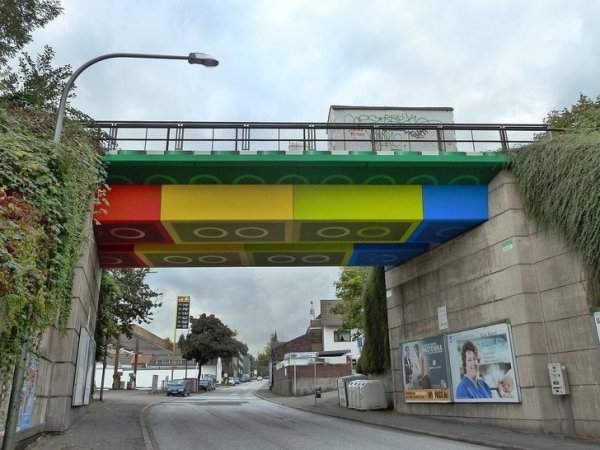Мост в Германии покрашен в стиле Lego