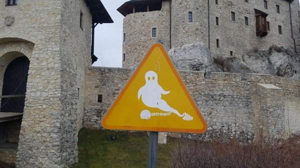 Предупреждающий знак в польском замке