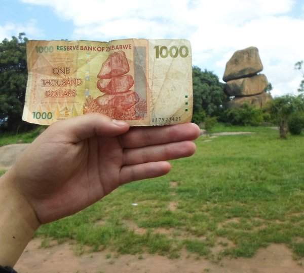 Тысяча зимбабвийских долларов и те самые валуны