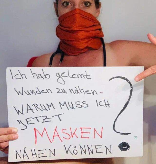 Немецкие врачи устроили "голый протест" из-за нехватки масок