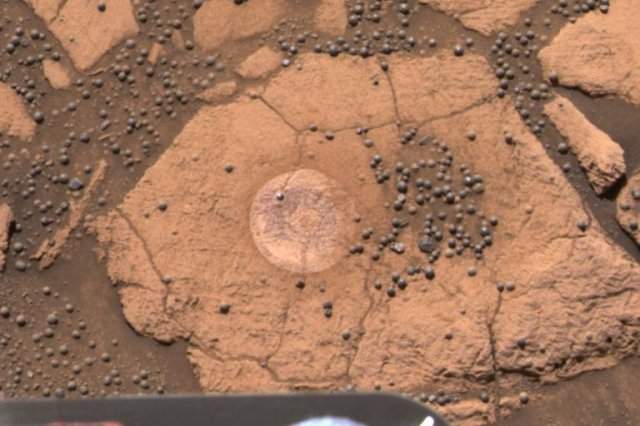 Пользователи нашли на поверхности Марса &quot;ложки&quot; и &quot;человеческие кости&quot;