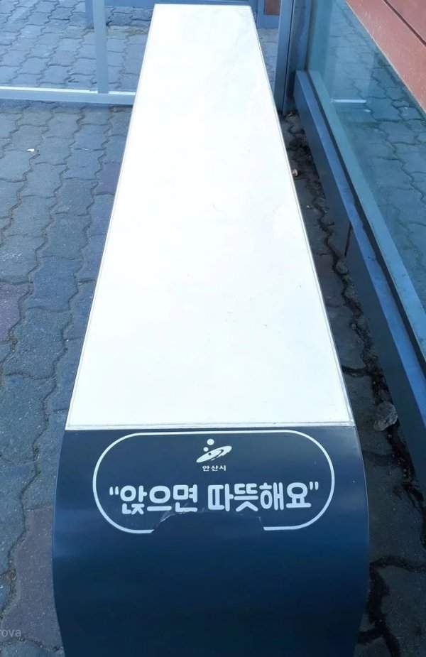 Корейцы ненавидят холод, поэтому на остановках начали устанавливать умные скамейки с подогревом