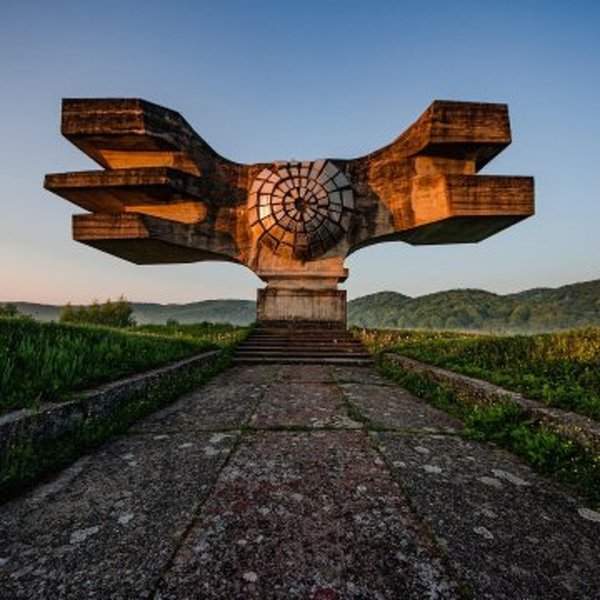 Памятник в хорватской Мославине олицетворяет победу жизни над смертью
