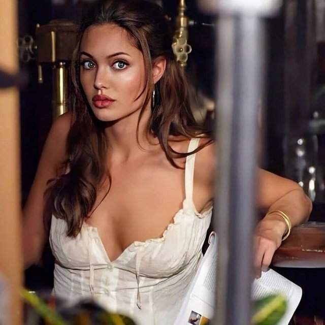 Анджелине Джоли – 45