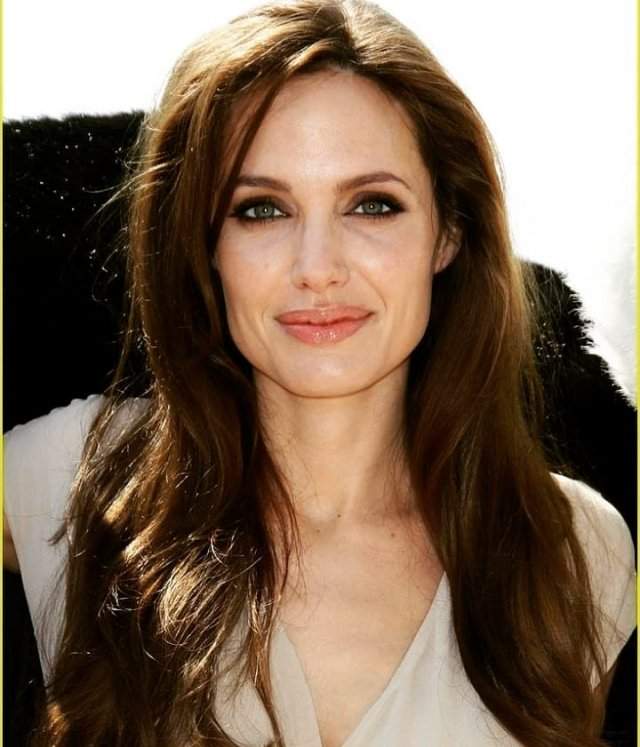 Анджелине Джоли – 45