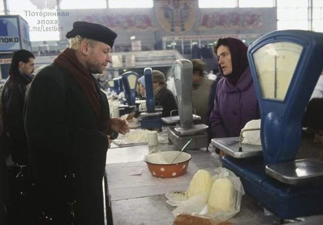Борис Моисеев покупает творог на рынке в Минске, 1996 год