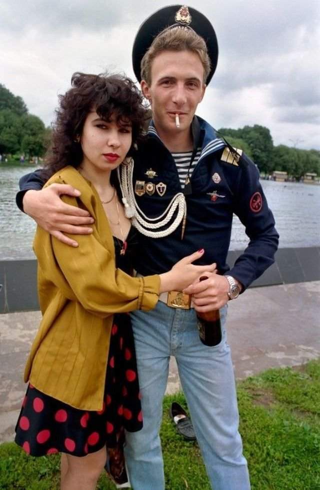 Моряк со своей девушкой на праздновании дня ВМФ в им. Горького, Москва, 1993 год