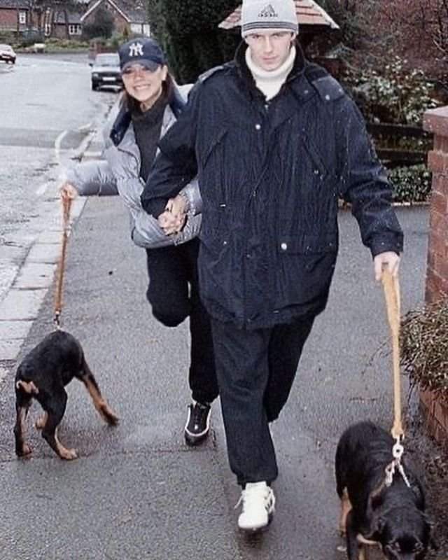 Дэвид и Виктория Бекхэм гуляют с собаками, 1997 год