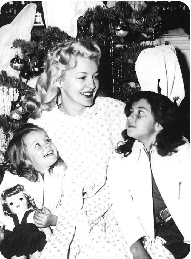 Шер с мамой и сестрой на Рождество, начало 50-х