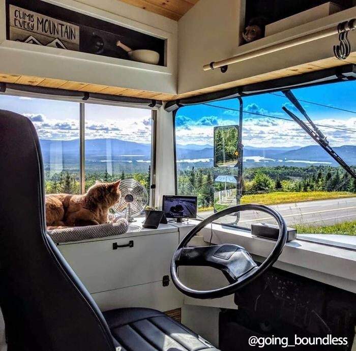 Молодая пара превратила старый школьный автобус в дом своей мечты (23 фото)
