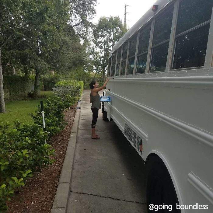 Молодая пара превратила старый школьный автобус в дом своей мечты (23 фото)