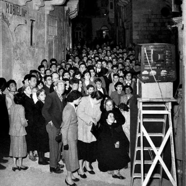 Жители смотрят первый телевизор